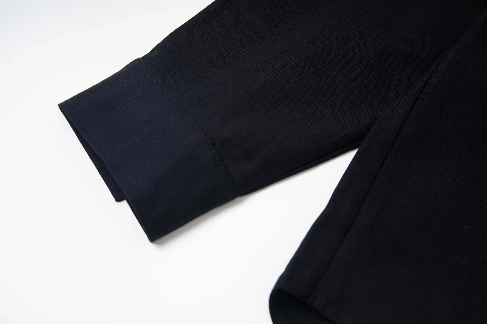 🅿️250 New: Style number: B141 Ralph Lauren/Ralph Lauren classic small label couple's long-sleeved shirt 1️⃣ Made of high-quality fabrics, the upper body is soft and comfortable, extremely delicate, and feels solid, smooth and soft. The fabric has the characteristics of being wrinkle-free and has an invincible feel. The details are perfectly handled! 2️⃣The workmanship details are perfectly controlled. They are all hemmed with vest technology, and the inside of the sleeves are also used. Different from the four-needle and five-thread workmanship, the collars are also all designed with interlining, showing high-end fashion and individuality, and the style is fashionable, simple and elegant! 3️⃣It is very youthful and energetic, and can be easily worn by both men and women. It is very in line with the fashion aesthetic concepts of today's young people! Color: Black, White, Navy Size: S, M, L, XL